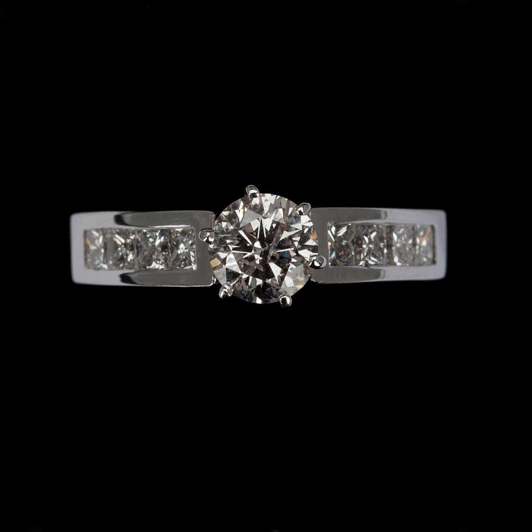 RINGAR, 2 st, vitguld 14K, briljantslipad mittsten 0,61 ct, små diamanterer tot. 1,40 ct. Vikt tot. 8,9 g.