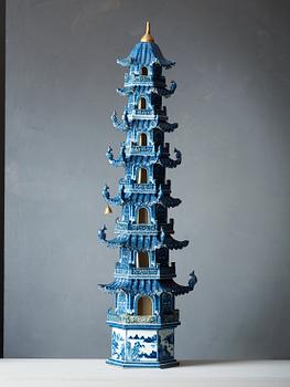A blue and white 8 tiered porcelain pagoda, Qing dynasty, Qianlong/Jiaqing 1750-1800.