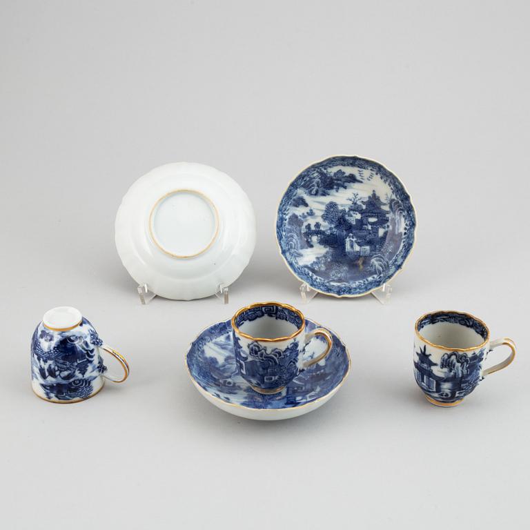 PORSLINSFÖREMÅL, fem delar, porslin. Qingdynastin, 1700-1800-tal.