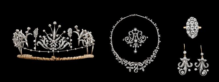 GARNITYR, 5 delar, örhängen, diadem, collier, brosch samt ring med antik- och gammalslipade diamanter, tot. ca 15 ct. 1800-talets andra hälft.