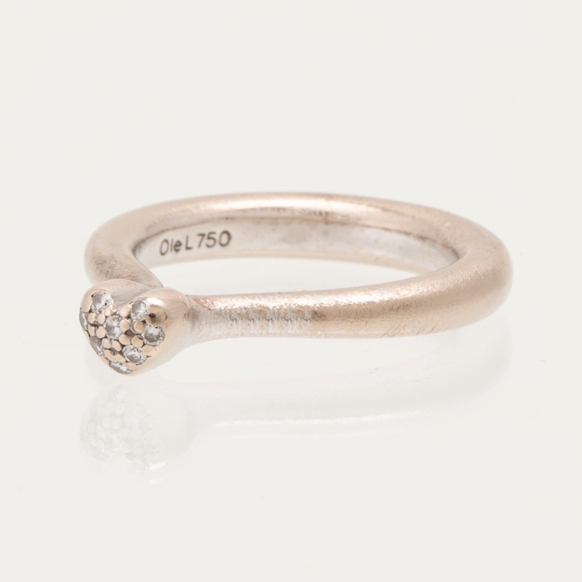 Ole Lynggaard ring "Heart" 18K vitguld med runda briljantslipade diamanter.