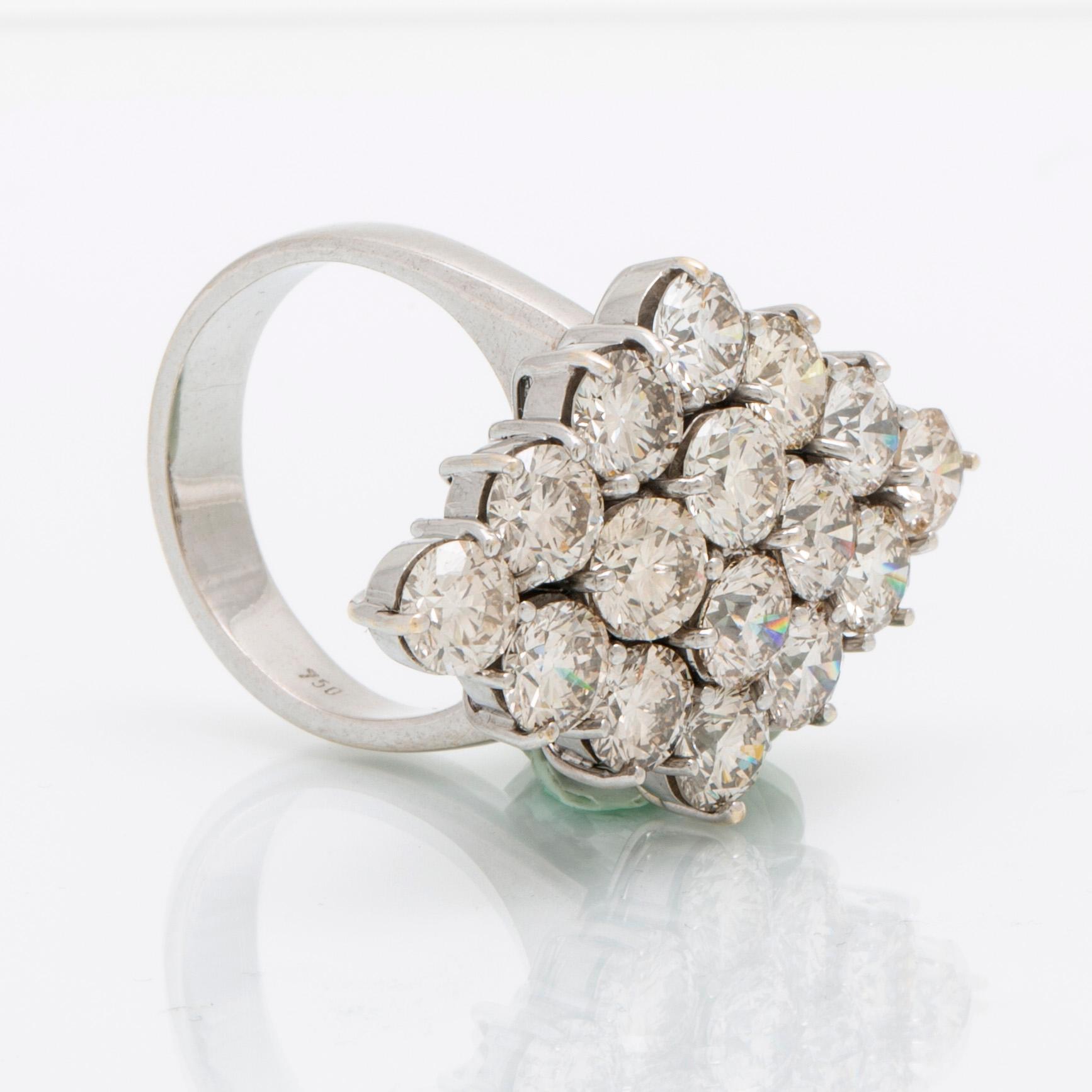 An 18K white gold and diamond ring, approx. 11.2 ct.