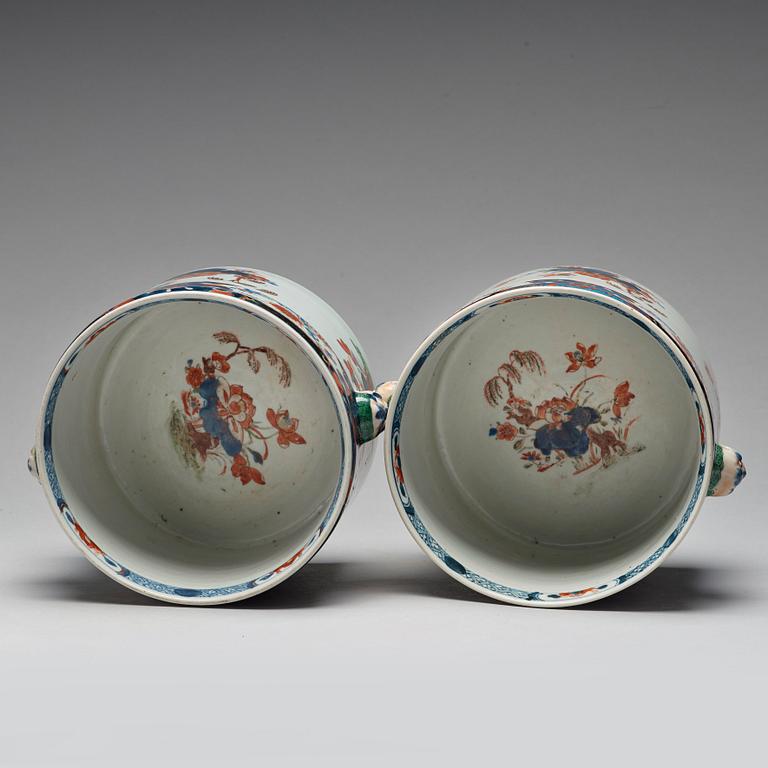 A pair of imari wine coolers, Qing dynasty Kangxi (1662-1722).