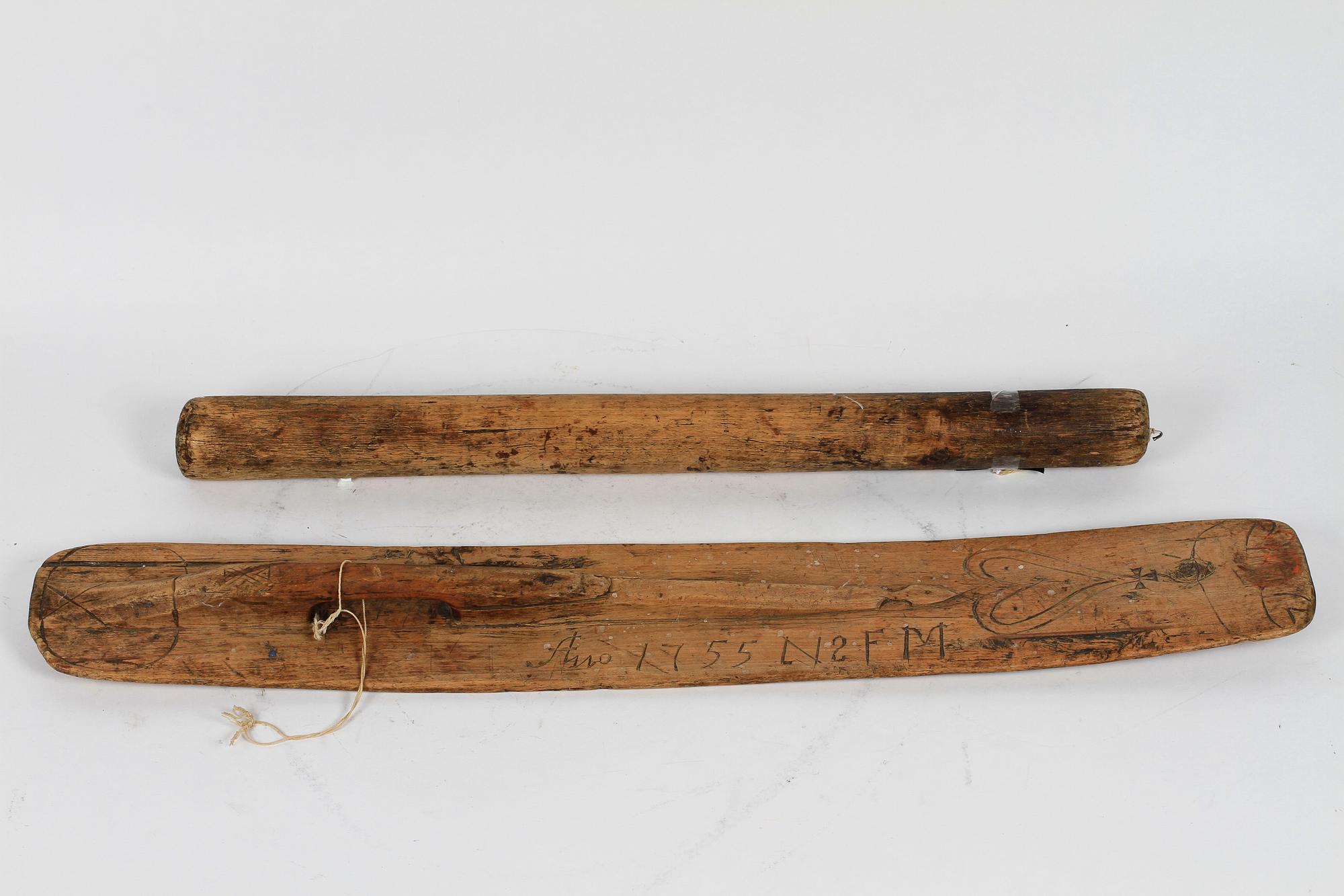 KLAPPTRÄ, 2 delar, allmoge. 1700-tal.