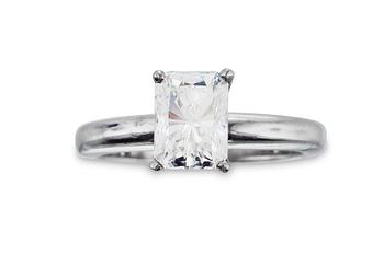 438. A DIAMOND RING 1,71 ct.