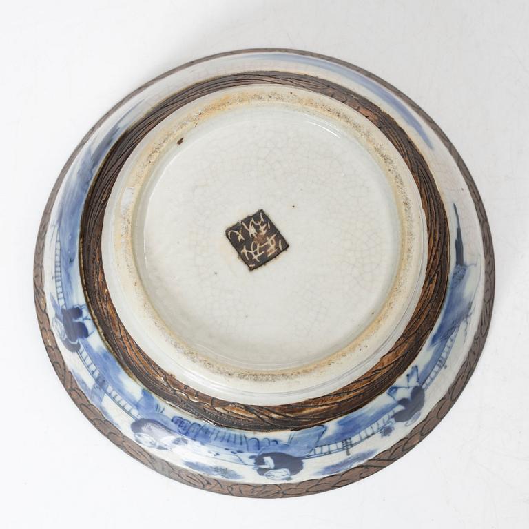 A Chinese porcelain vase and a bowl, around 1900.