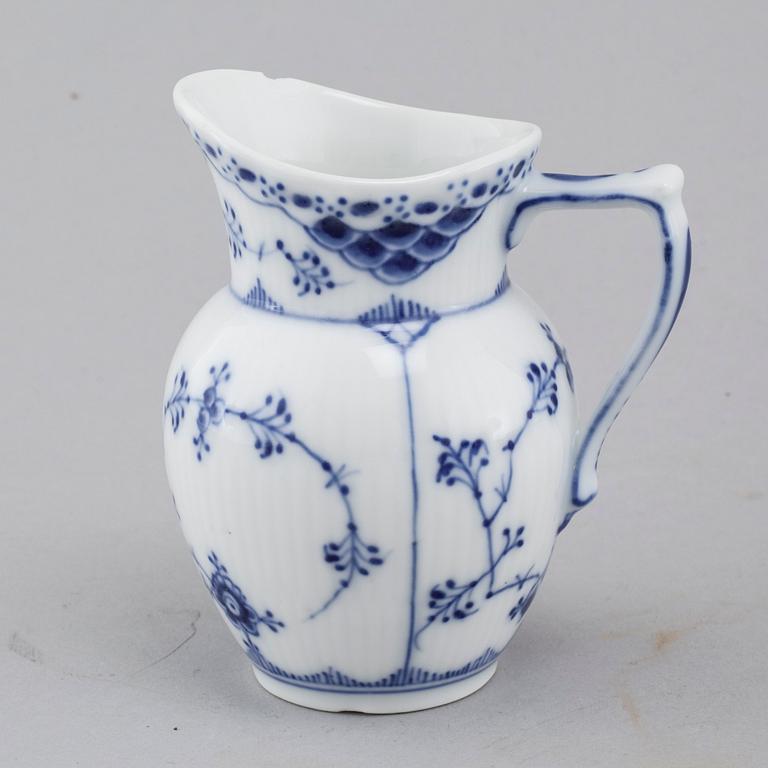 25 pieces of porcelain tableware from Royal Copenhagen, model "Musselmalet", 20th century.