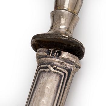 A 16-piece set of serving cutlery, silver handles with steel blades, Russian import marks, Riga 1908-1926.