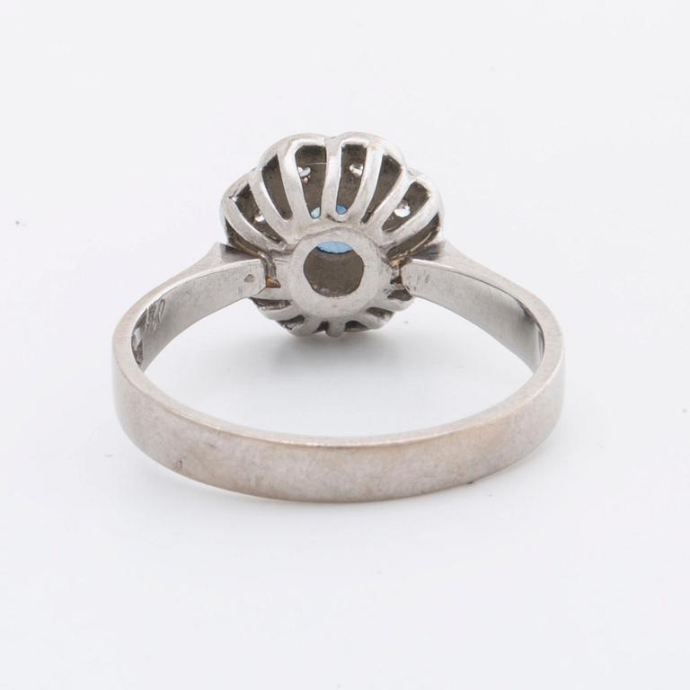 RING 18K vitguld m 1 safir ca 4 x 4 mm o briljanter 0,24 ct enligt gravyr, Falköping 1995.