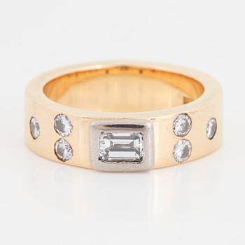 RING, 18K guld med smaragdslipad diamant och mindre briljantslipade diamanter.