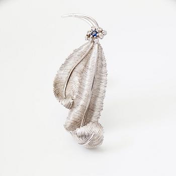 BROSCH, vitguld, diamanter och safir.