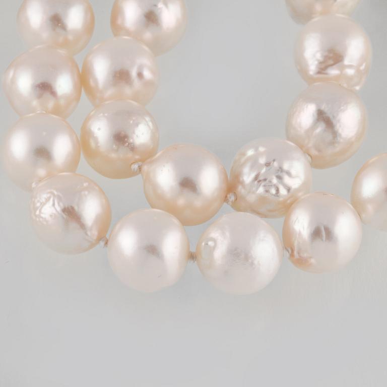 COLLIER. odlade pärlor med lås i silver med fasettslipad blå safir, utländsk stämpel. Vikt 40,5 gram.