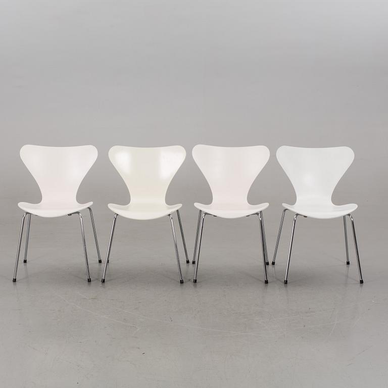 A SET OF 4 ARNE JACOBSEN "Series 7" chairs.