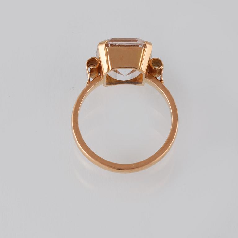 RING, 18K guld med fasettslipad bergkristall, G Falkengren, Lidköping, 1950. Vikt 5,2 gram.