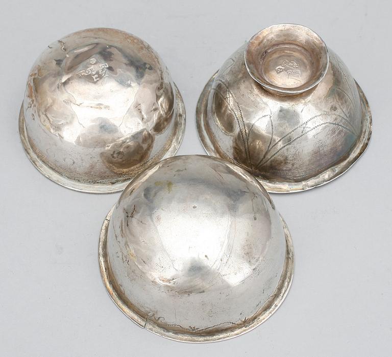 TUMLARE, silver, 3 st, bl a, A Rosén, Göteborg, 1800, samt L Öberg, Eskilstuna (1773-1817). Tot vikt 52 gram.