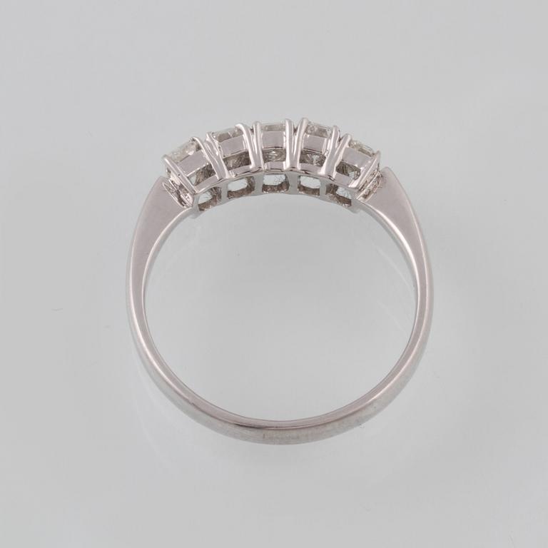 RING, 18K vitguld med 5 smaragdslipade diamanter 0.96 ct. Vikt 3,2 gram.