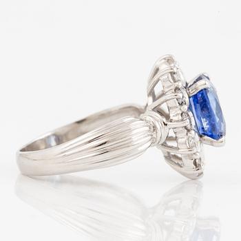 Ring platinum, with a sapphire and brilliant-cut diamonds.