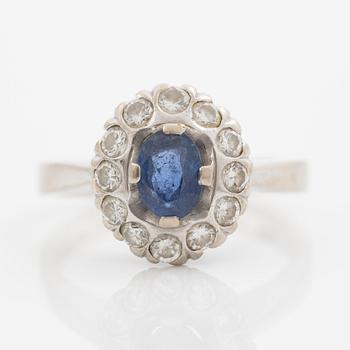 Ring, carmosemodell, 18K vitguld med safir och briljantslipade diamanter.