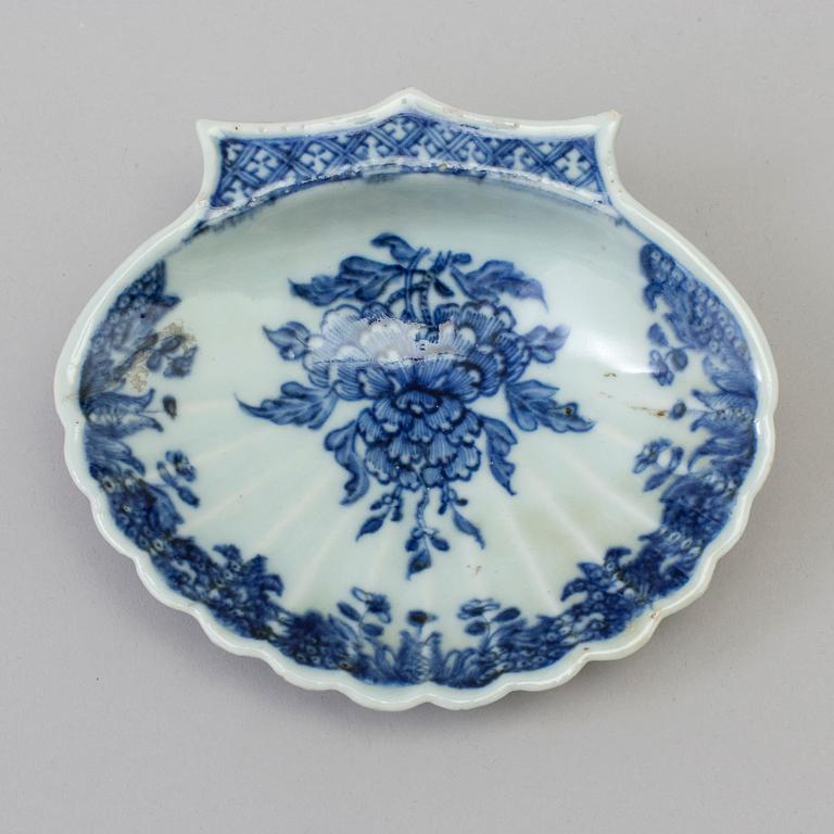 A blue and white export butter dish, Qing dynasty, Qianlong (1736-95).