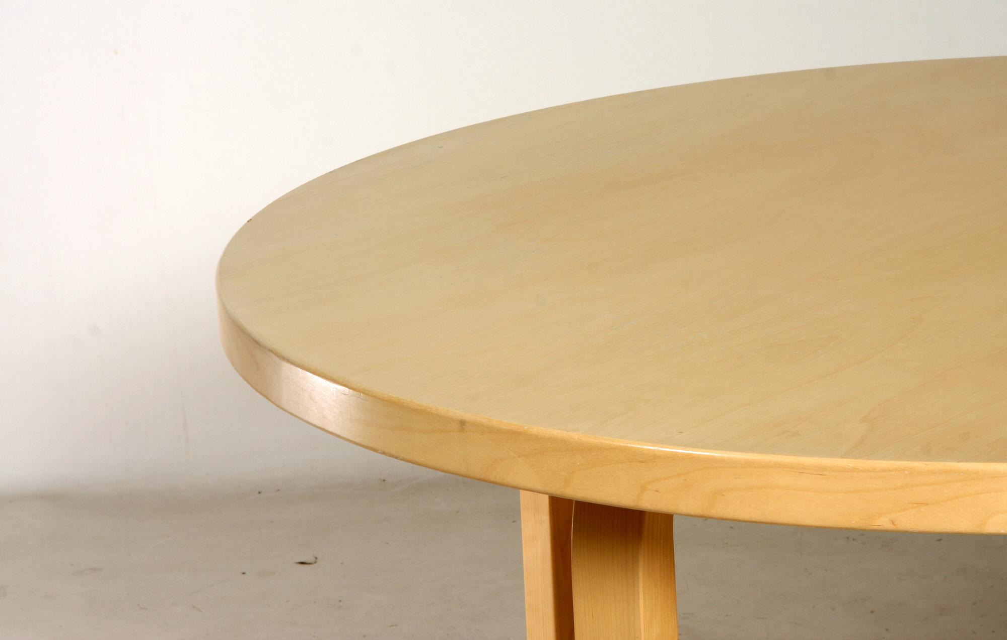 MATBORD, "91", samt FYRA STOLAR, "66", Alvar Aalto.