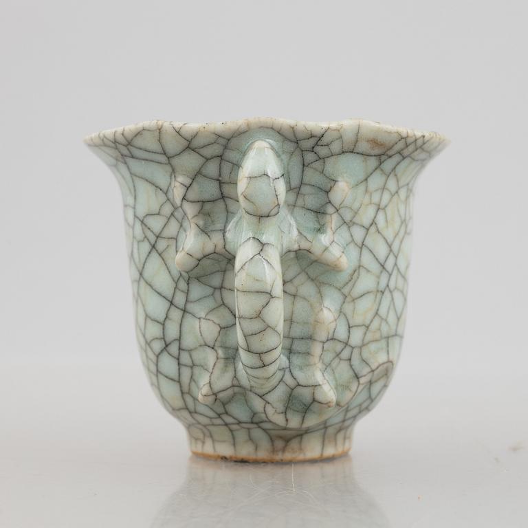 A Chinese ge glazed stoneware cup with dragon, Qing dynasty, 18th century.