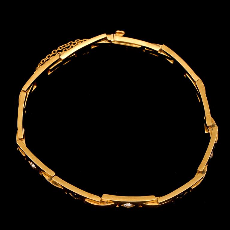 ARMBAND, 18k guld med 3 fasettslipade diamanter samt 2 blå safirer, Kjernås, Malmö, omkring 1900-talets mitt. Vikt 20 g.