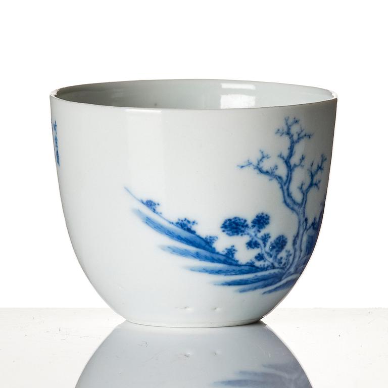 An elegant blue and white cup, Qing dynasty, 19th century.