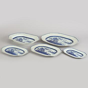 A 32 piece porcelain dinner service, China, Qianlong (1736-95).