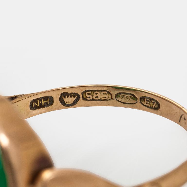 Ring, cabochonslipad krysopras, 14K guld. Niilo Hiltunen, Åbo 1958.