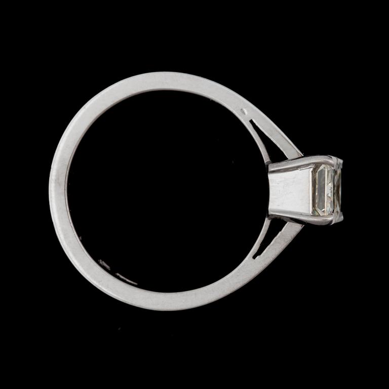A yellow radiant cut diamond 1.60 ct, ring.