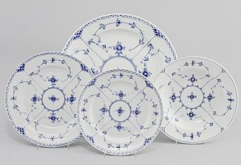 MATSERVIS, 43 delar, porslin, "Musselmalet", Royal Copenhagen, 1900-talets andra hälft.