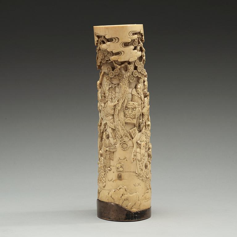 A scultptured Japanese ivory vase, Meiji period (1868-1912).