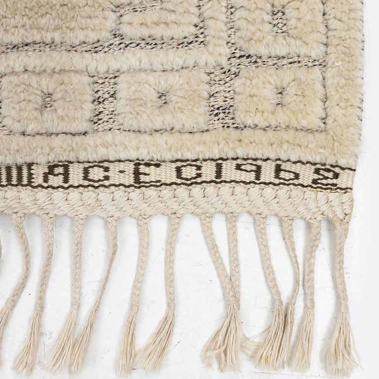 Märta Måås-Fjetterström, matta, "Vita spetsporten", reliefflossa, ca 270 x 164 cm, signerad AB MMF A.C.E. C 1962.