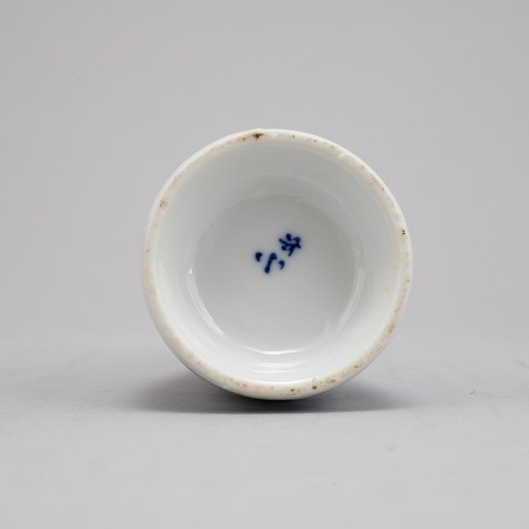 Miniatyrvaser, två stycken, vas samt miniatyrkanna, porslin, Kina, Kangxi, (1662-1722), sen Qingdynasti, samt 1900-tal.