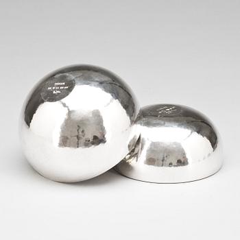 SKÅLAR, 2 st, sterlingsilver, Rey Urban, Stockholm. 1966 resp 1977. Total vikt 670 g.