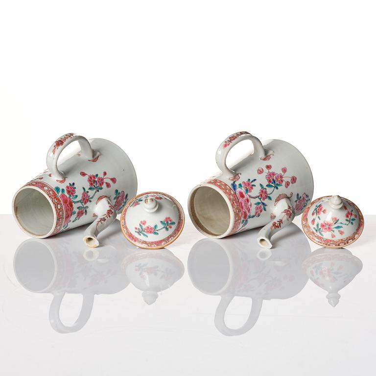 Kaffekannor med lock, ett par, porslin. Qingdynastin, Qianlong (1736-95).