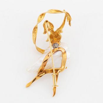 An 18K gold and pearl brooch by Hugo Strömdahl.