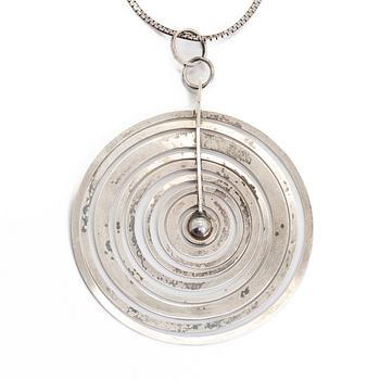 Tapio Wirkkala, hänge "Silvermåne", sterling silver, Westerback, Helsingfors 1971, kedja medföljer.