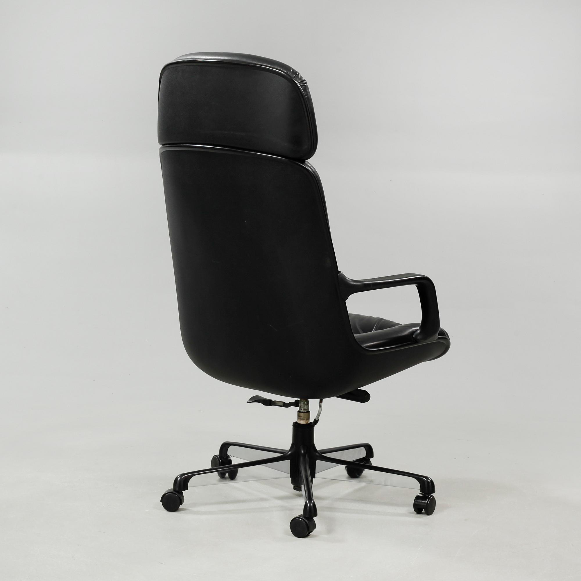 A 1980s office chair, labeled "Comforto".