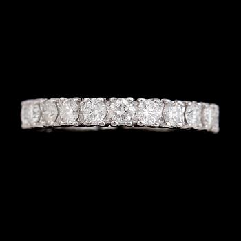 RING, 18K vitguld, briljantslipade diamanter tot ca 1.67 ct. Vikt ca 4 g.