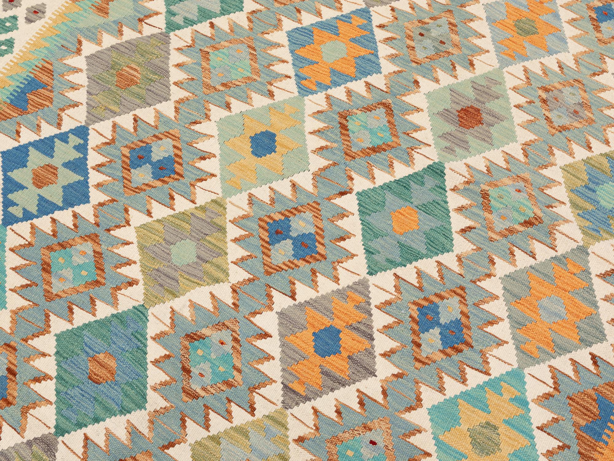 A Kilim rug, approx. 259 x 172 cm.