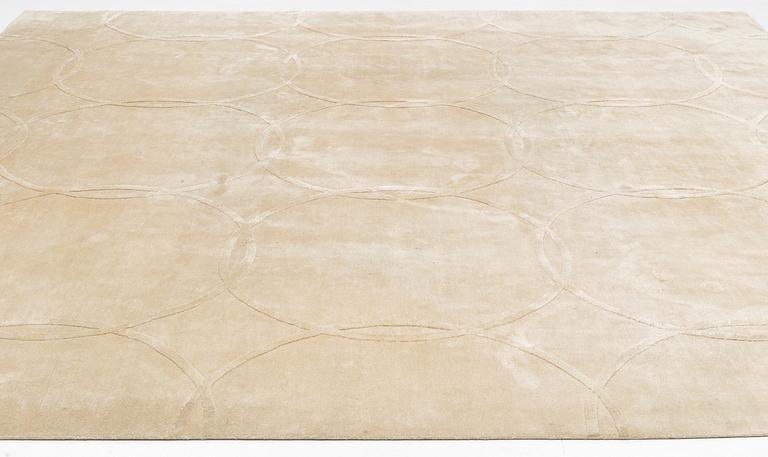A carpet 360 x 360 cm.