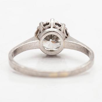 Ring, platina, med en briljantslipad diamant ca 1.33 ct, A.Tillander, Helsingfors. Med SJL- certifikat.