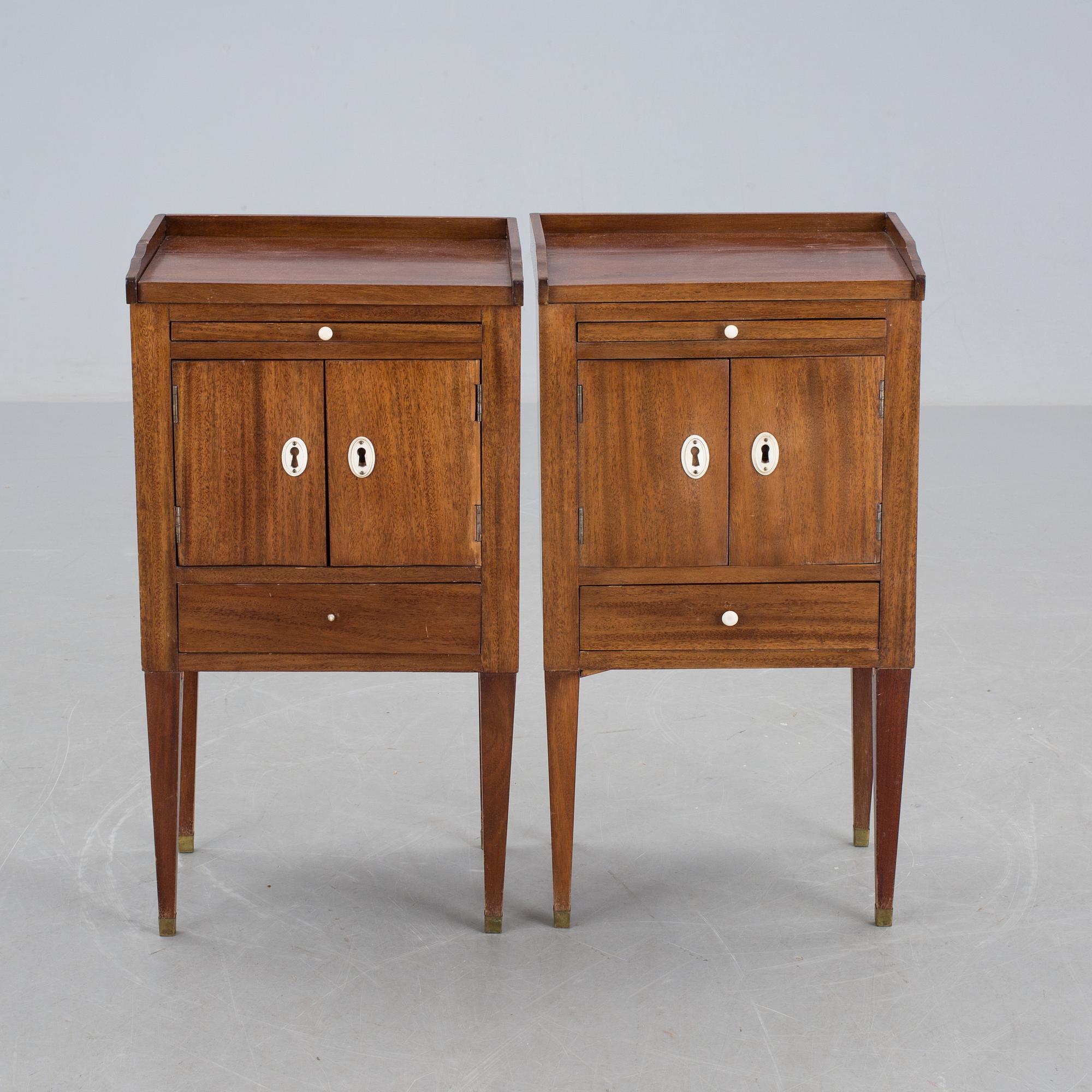 POTTSKÅP/SÄNGBORD, ett par, gustaviansk stil, 1900-tal.