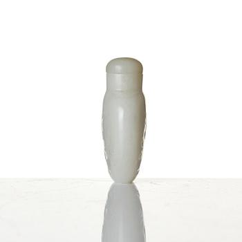 A white nephrite snuff bottle with stopper, Qing dynasty (1644-1912).