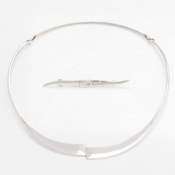 Pekka Piekäinen, A sterling silver necklace, Platinoro Turku 2009 and a sterling silver broosch.