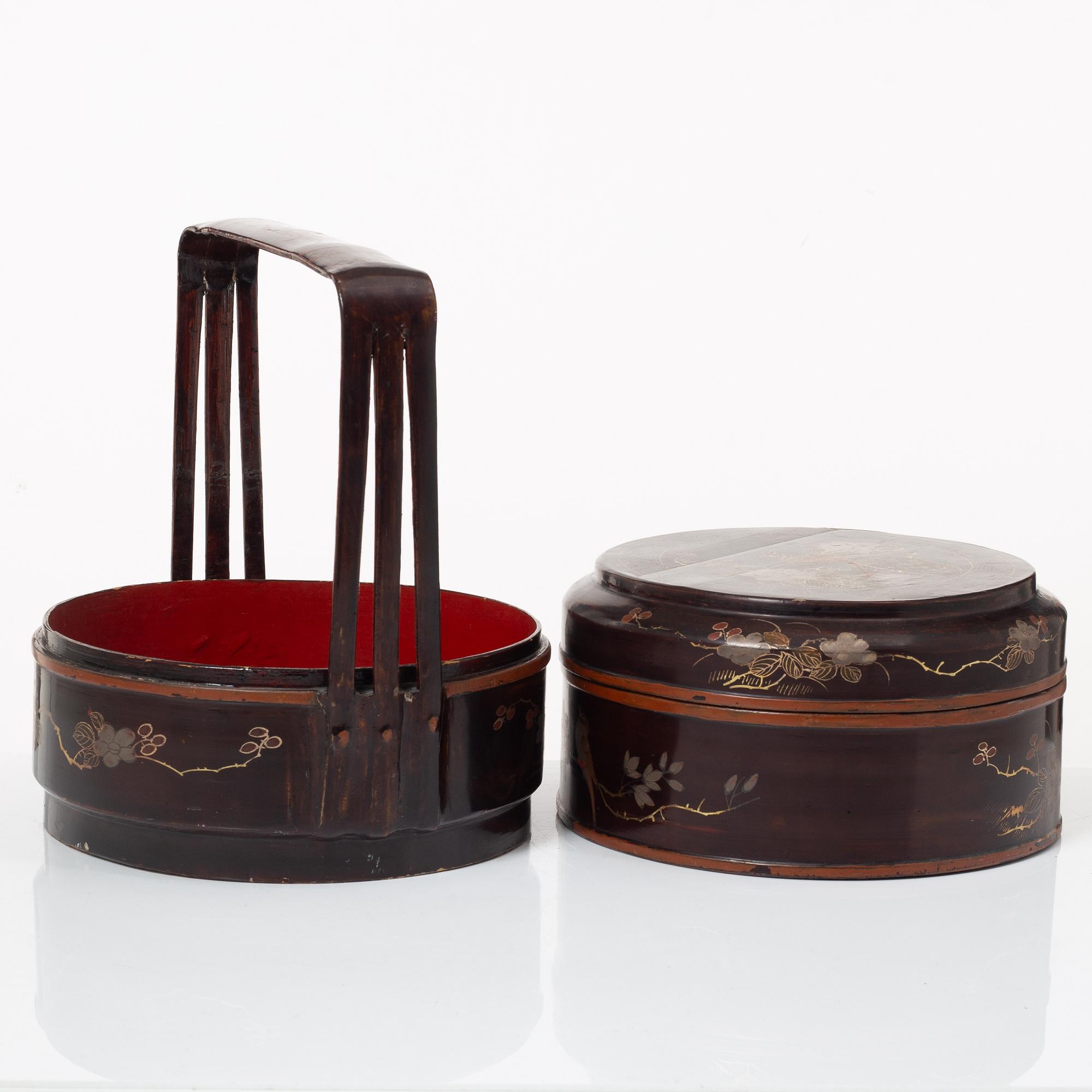 A Chinese lacquer food container, 20th century.