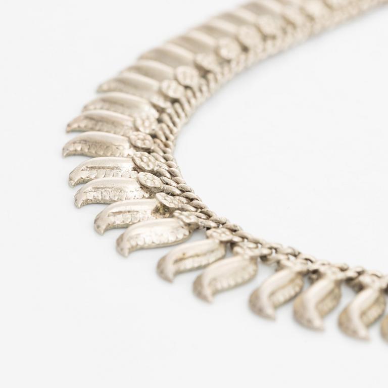 Silver necklace and bracelet.