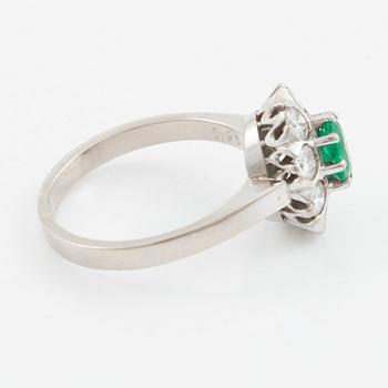 Ring, carmoséring 18K vitguld med smaragd och krans av briljantslipade diamanter.