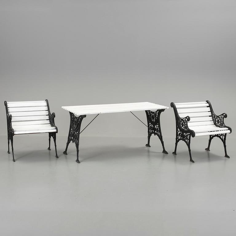 TRÄDGÅRDSMÖBLEMANG, 3 delar, gjutjärn och trä. 1900-tal.